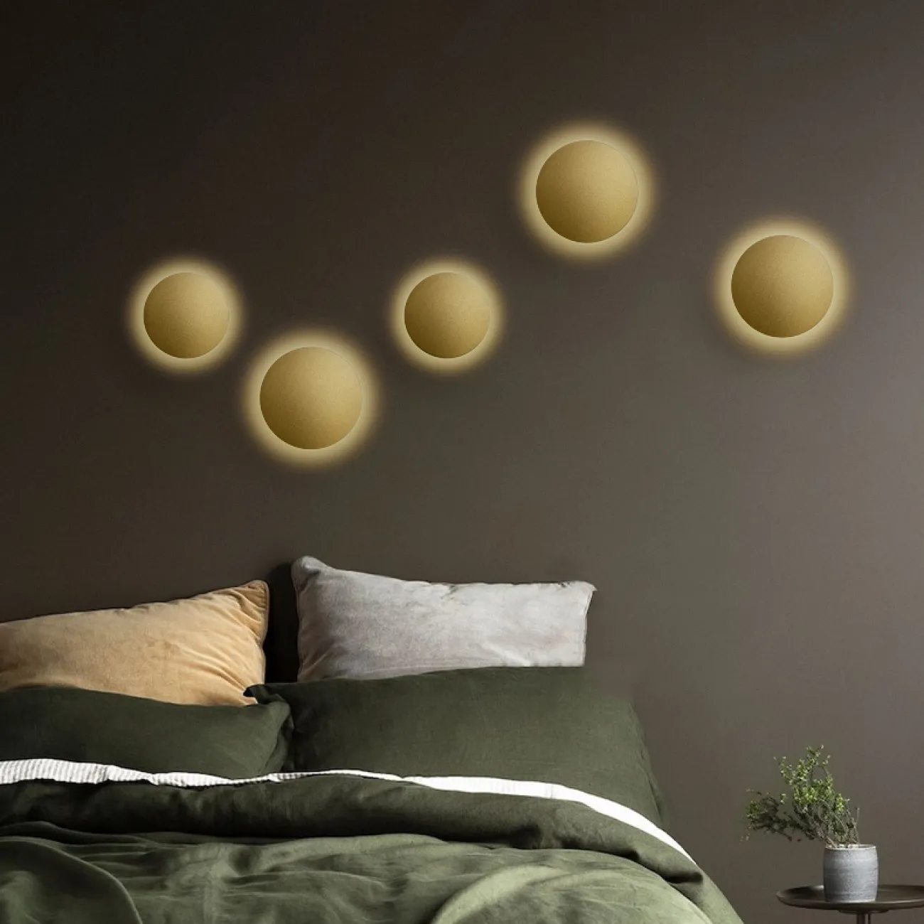 Серия настенных светодиодных светильников с плоскими дисковидными рассеивателями из настоящей латуни KAIN D30