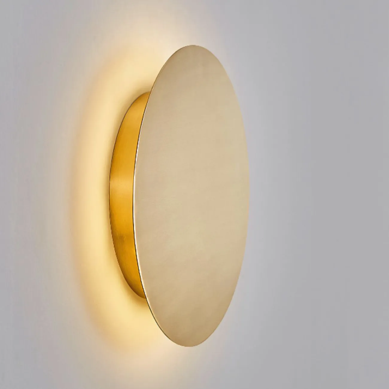 Серия настенных светодиодных светильников с плоскими дисковидными рассеивателями из настоящей латуни KAIN D30