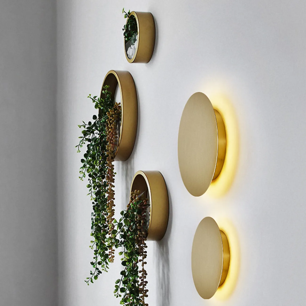 Серия настенных светодиодных светильников с плоскими дисковидными рассеивателями из настоящей латуни KAIN D30