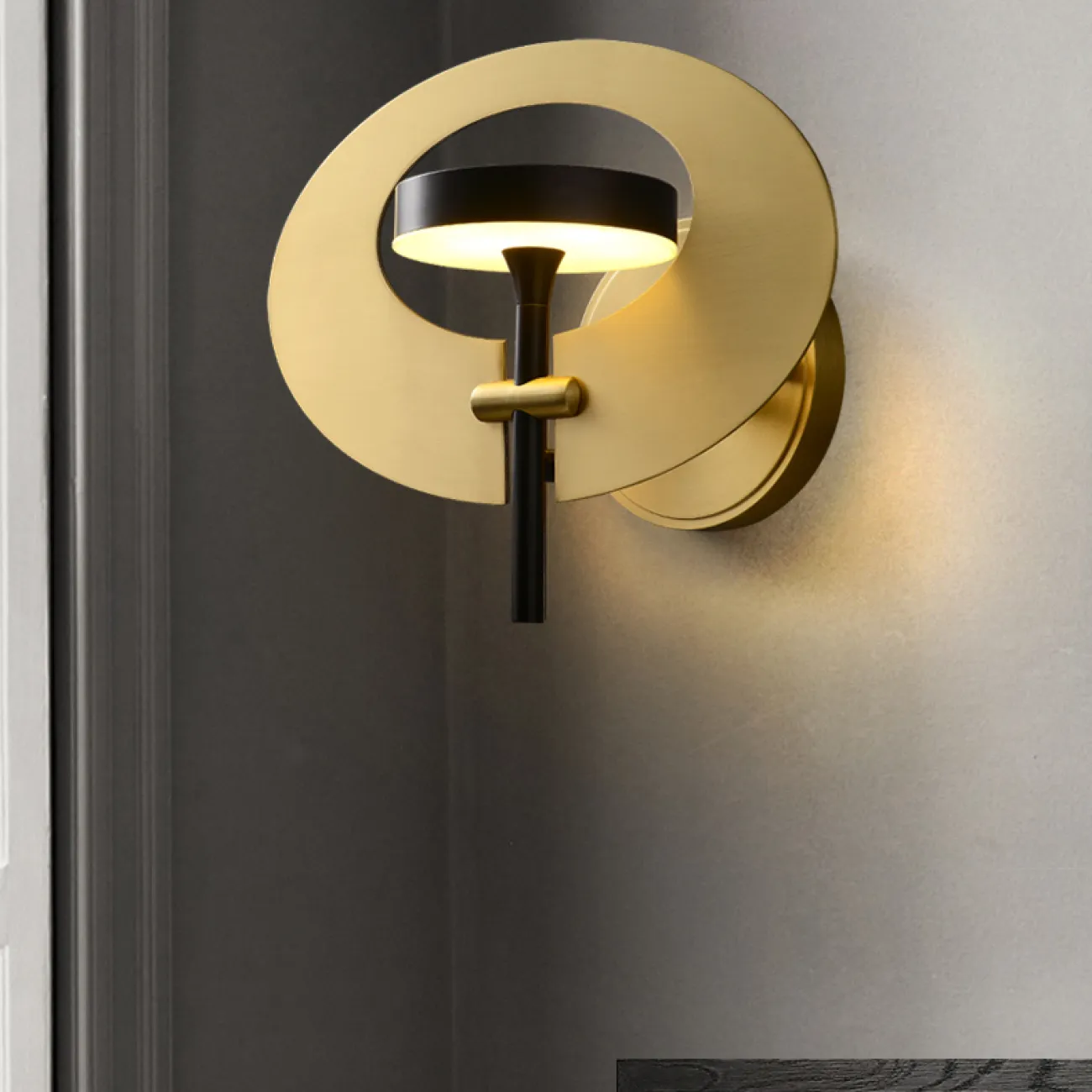 Настенный светодиодный светильник в виде комбинации круглого плафона на рожке и дисковидного рассеивателя INGARA WALL