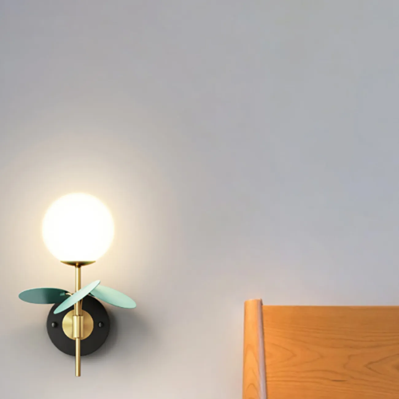 Настенный светильник с белым матовым плафоном шарообразной формы и голубыми декоративными дисками MATISSE C WALL Настенный светильник с белым матовым плафоном шарообразной формы и голубыми декоративными дисками MATISSE C WALL