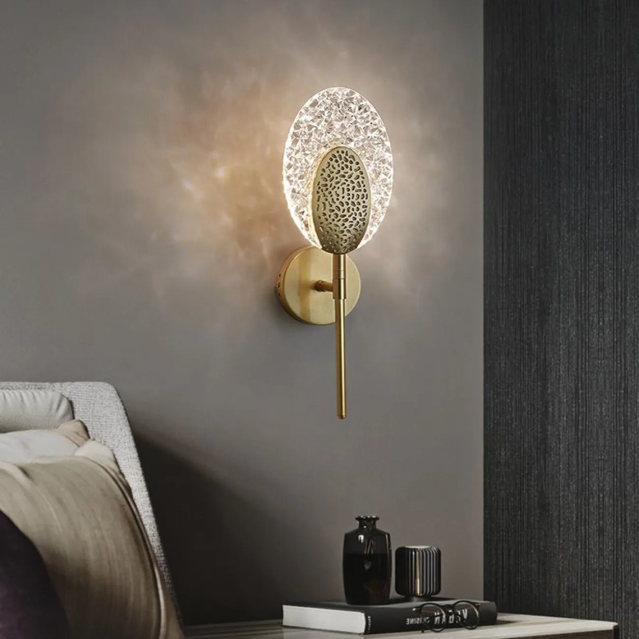 Светодиодный настенный светильник с плоским рельефным плафоном листовидной формы из стекла с металлической сердцевиной CERES WALL