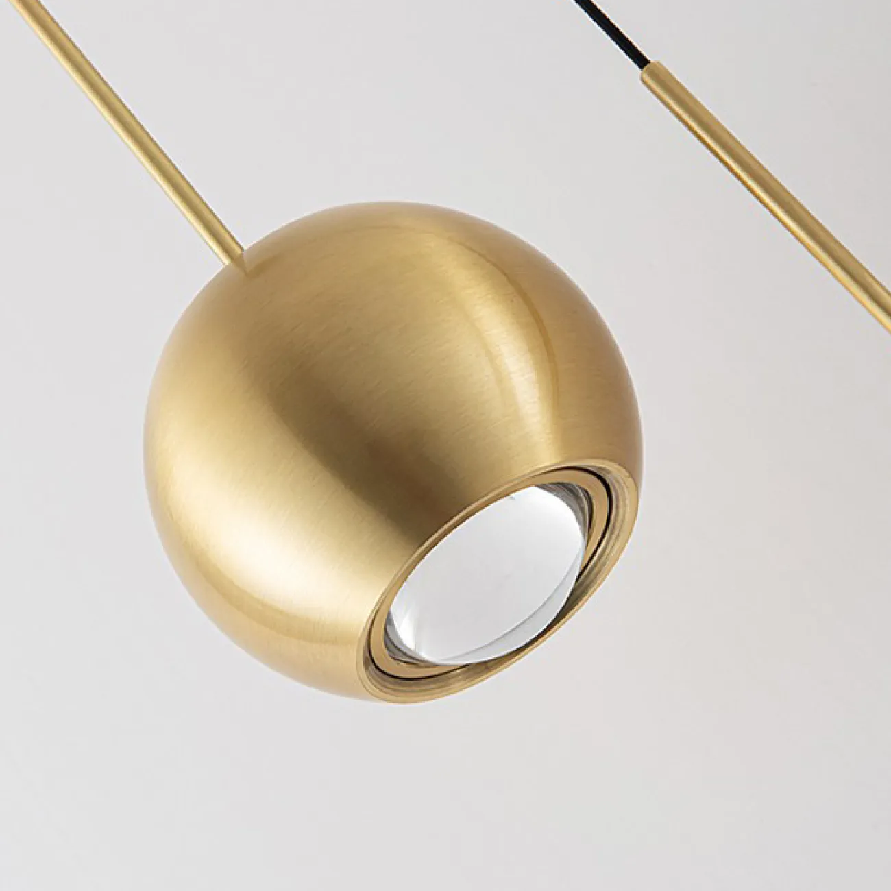 Готовая комбинация подвесных светодиодных светильников с двумя шарообразными плафонами, оснащенными оптическими линзами FLORRY DUO Готовая комбинация подвесных светодиодных светильников с двумя шарообразными плафонами, оснащенными оптическими линзами FLORRY DUO