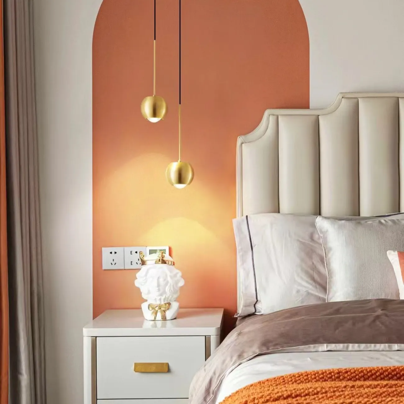 Готовая комбинация подвесных светодиодных светильников с двумя шарообразными плафонами, оснащенными оптическими линзами FLORRY DUO Готовая комбинация подвесных светодиодных светильников с двумя шарообразными плафонами, оснащенными оптическими линзами FLORRY DUO