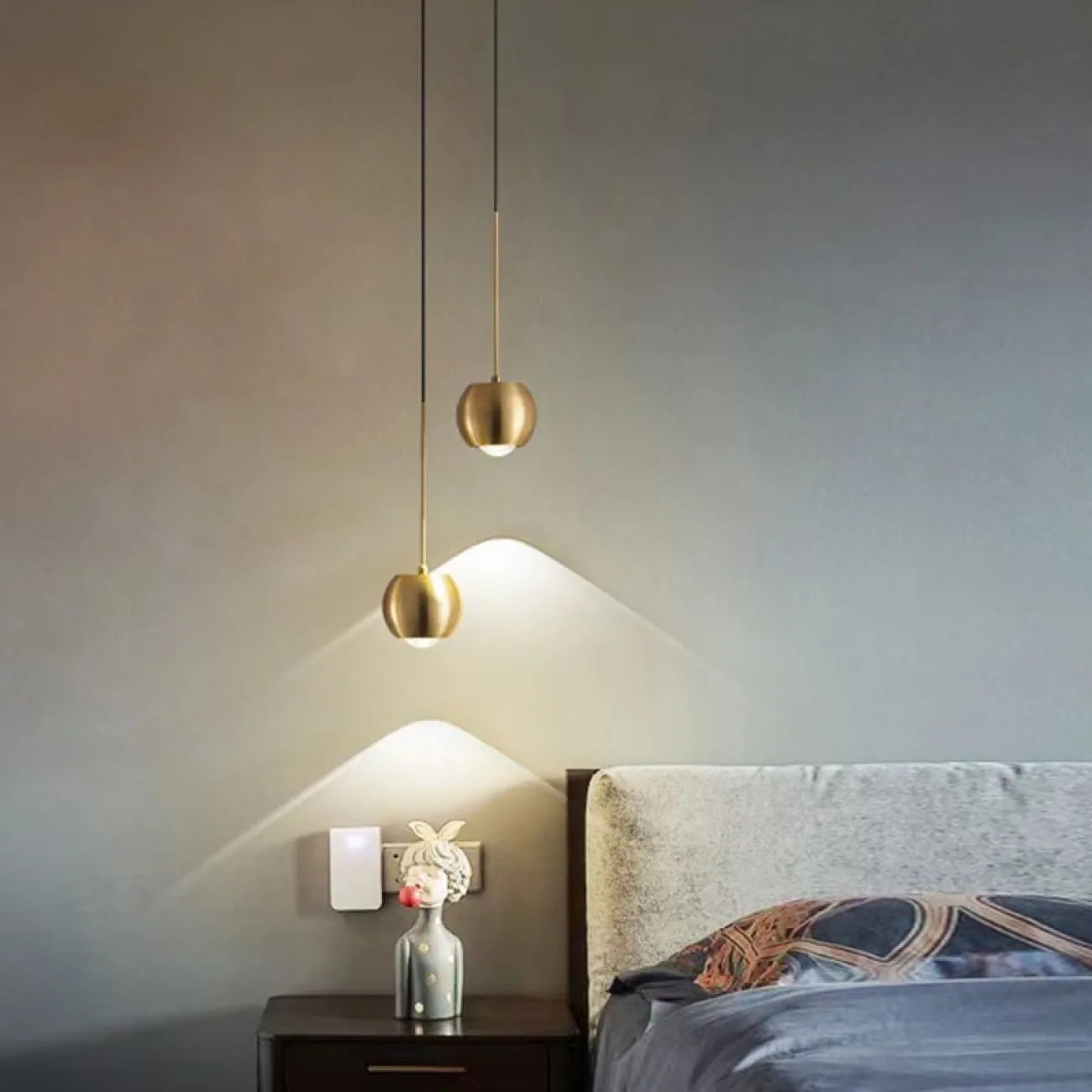 Готовая комбинация подвесных светодиодных светильников с двумя шарообразными плафонами, оснащенными оптическими линзами FLORRY DUO Готовая комбинация подвесных светодиодных светильников с двумя шарообразными плафонами, оснащенными оптическими линзами FLORRY DUO