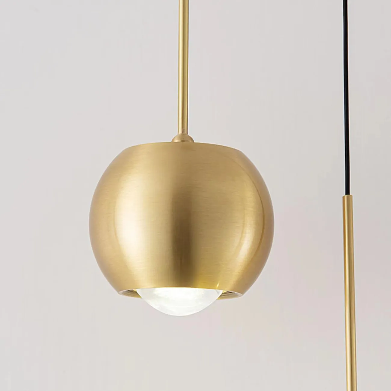 Готовая комбинация подвесных светодиодных светильников с двумя шарообразными плафонами, оснащенными оптическими линзами FLORRY DUO Готовая комбинация подвесных светодиодных светильников с двумя шарообразными плафонами, оснащенными оптическими линзами FLORRY DUO