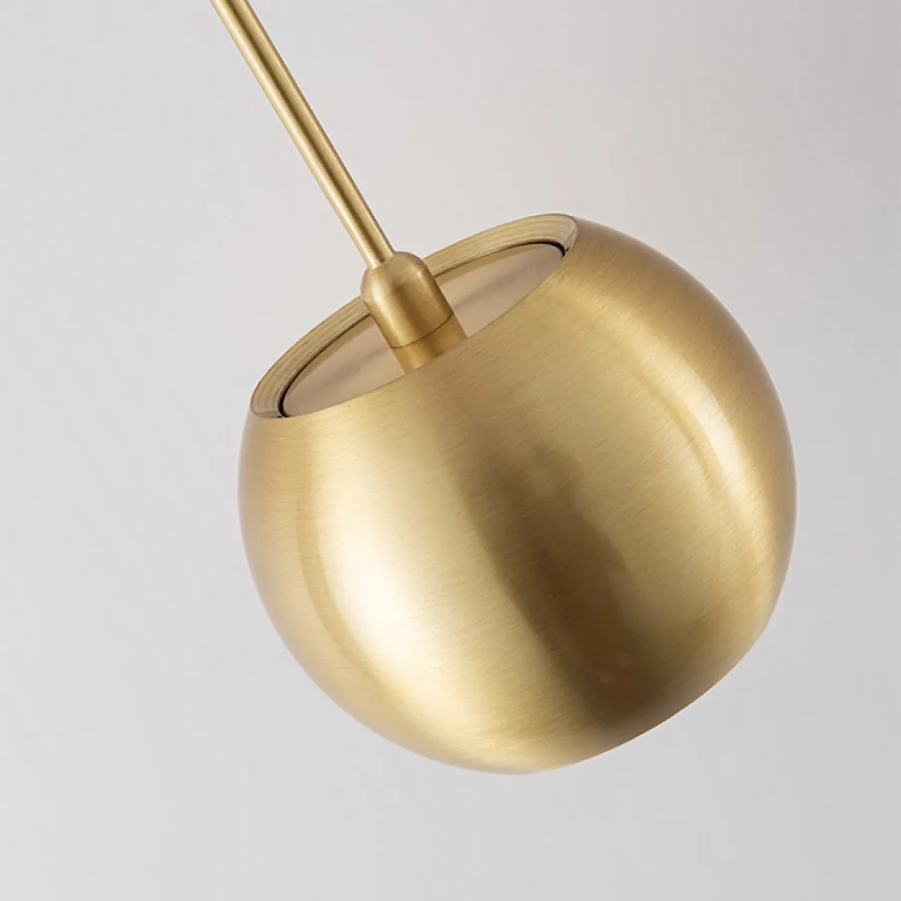 Готовая комбинация подвесных светодиодных светильников с двумя шарообразными плафонами, оснащенными оптическими линзами FLORRY DUO Готовая комбинация подвесных светодиодных светильников с двумя шарообразными плафонами, оснащенными оптическими линзами FLORRY DUO