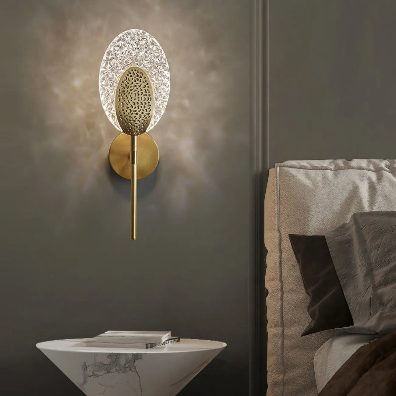 Светодиодный настенный светильник с плоским рельефным плафоном листовидной формы из стекла с металлической сердцевиной CERES WALL