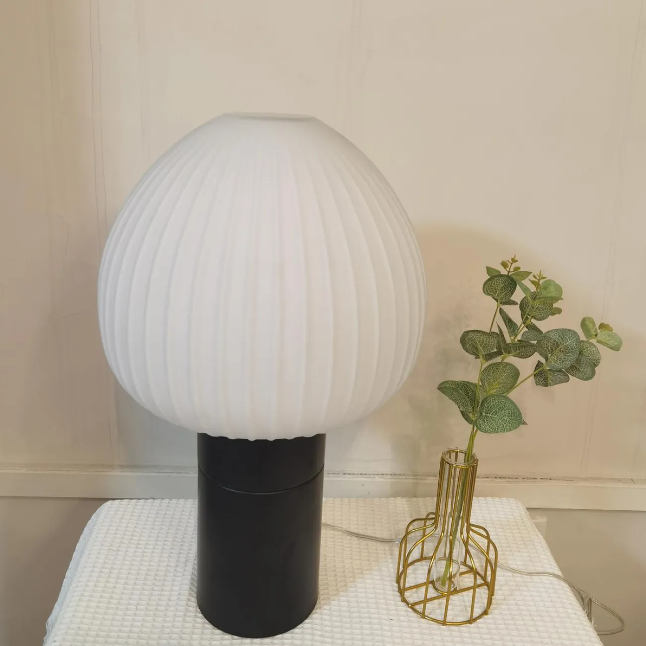 Настольная лампа с округлым плафоном из белого рельефного стекла на черном цилиндрическом основании VICCI Настольная лампа с округлым плафоном из белого рельефного стекла на черном цилиндрическом основании VICCI