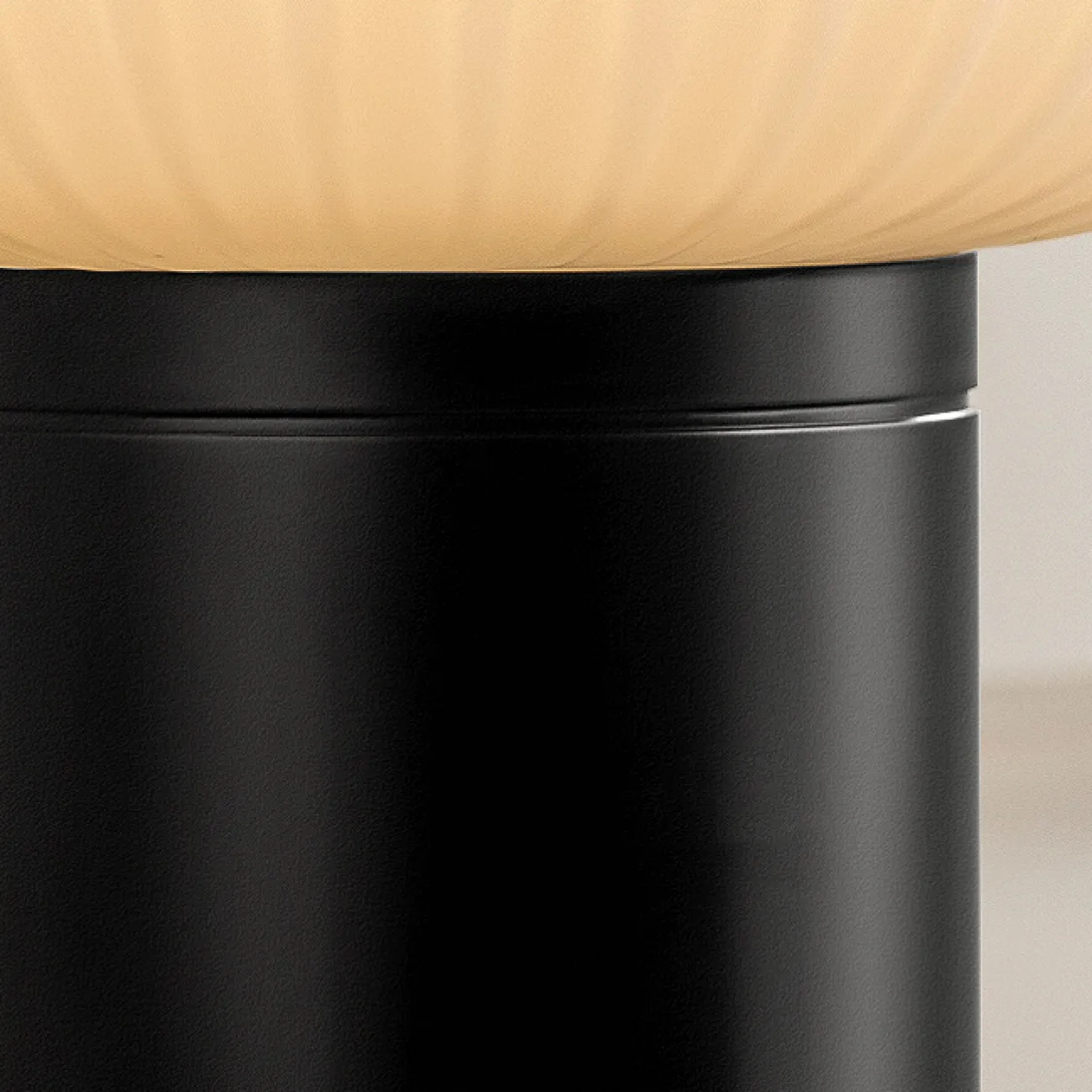 Настольная лампа с округлым плафоном из белого рельефного стекла на черном цилиндрическом основании VICCI Настольная лампа с округлым плафоном из белого рельефного стекла на черном цилиндрическом основании VICCI