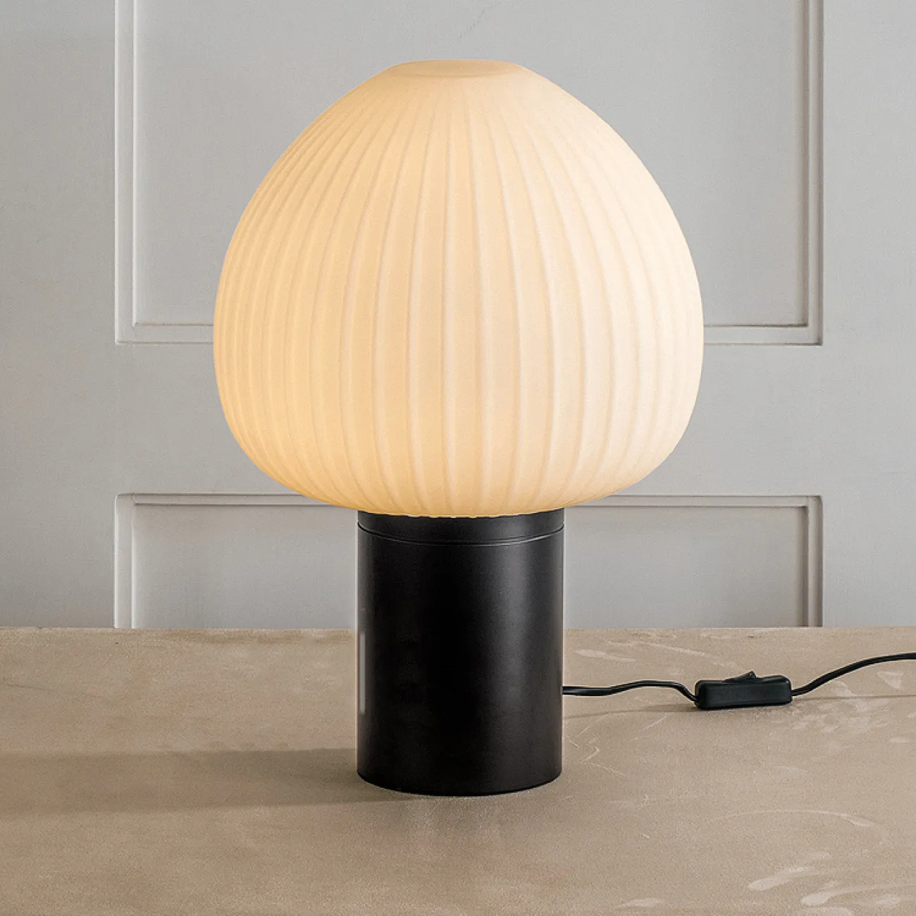 Настольная лампа с округлым плафоном из белого рельефного стекла на черном цилиндрическом основании VICCI Настольная лампа с округлым плафоном из белого рельефного стекла на черном цилиндрическом основании VICCI