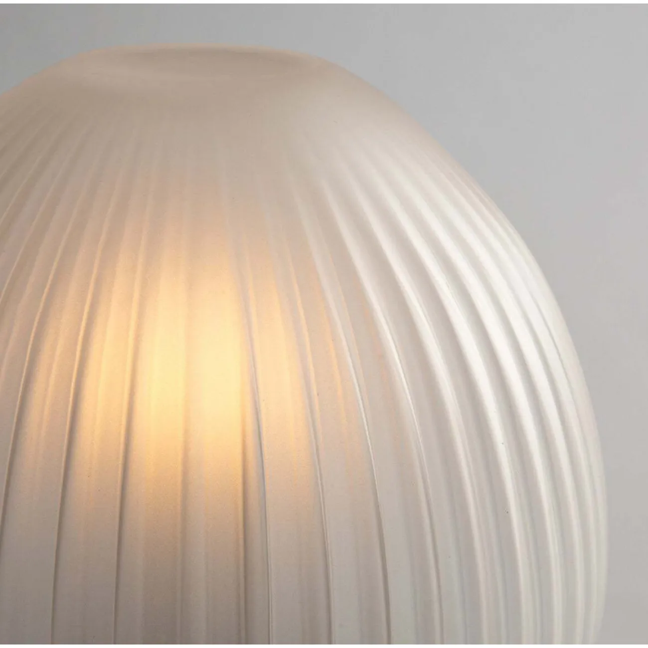 Настольная лампа с округлым плафоном из белого рельефного стекла на черном цилиндрическом основании VICCI Настольная лампа с округлым плафоном из белого рельефного стекла на черном цилиндрическом основании VICCI