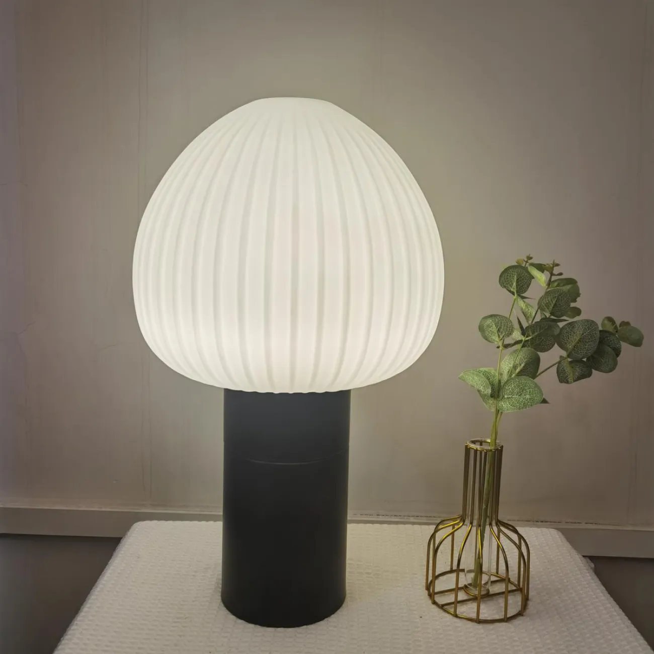 Настольная лампа с округлым плафоном из белого рельефного стекла на черном цилиндрическом основании VICCI Настольная лампа с округлым плафоном из белого рельефного стекла на черном цилиндрическом основании VICCI