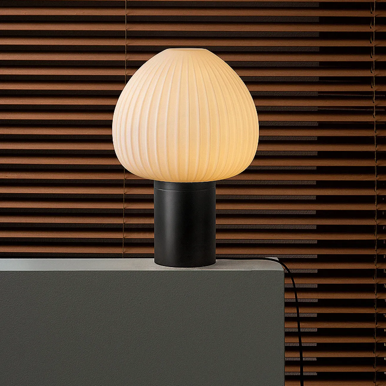 Настольная лампа с округлым плафоном из белого рельефного стекла на черном цилиндрическом основании VICCI Настольная лампа с округлым плафоном из белого рельефного стекла на черном цилиндрическом основании VICCI