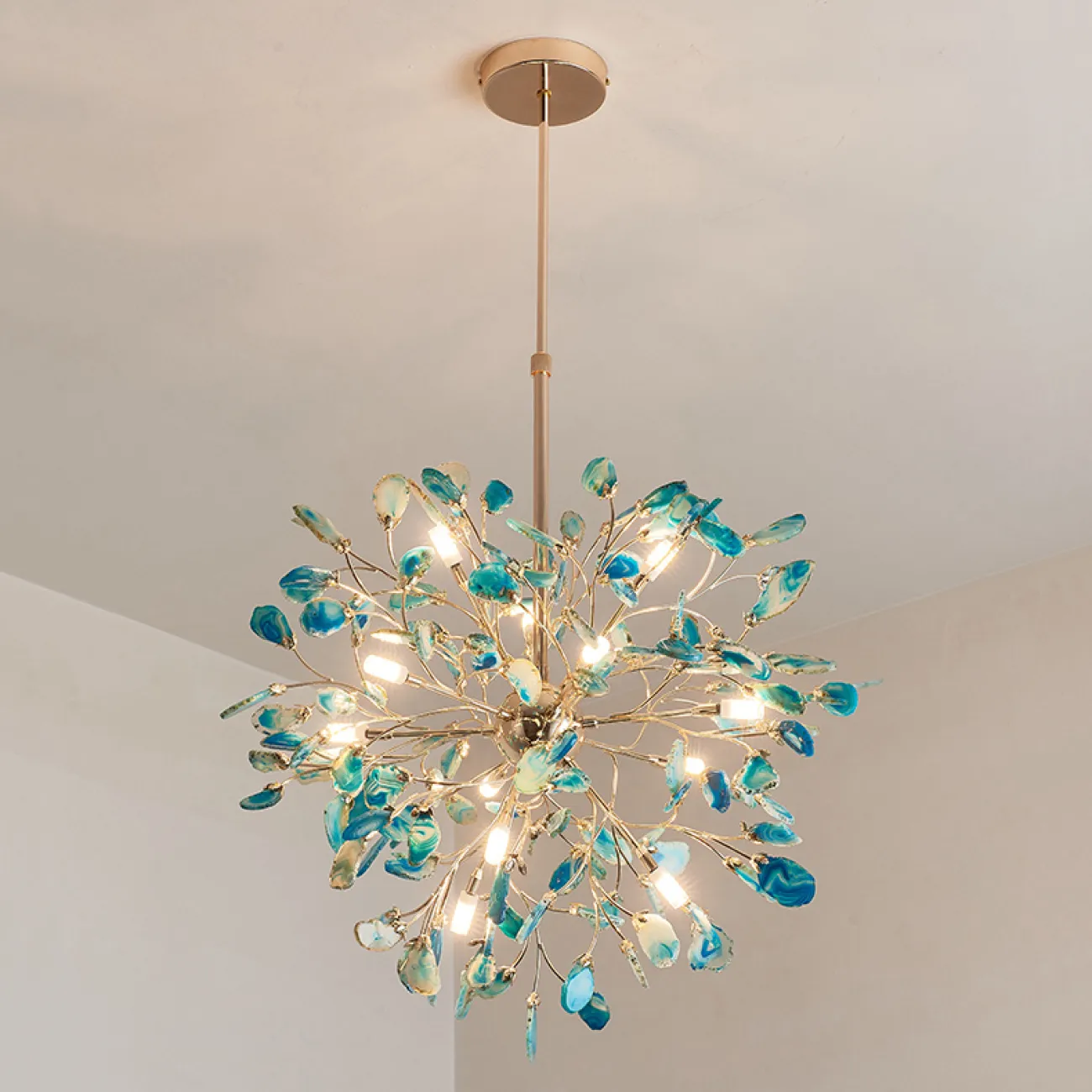 Люстра в стиле постмодерн из натурального агата