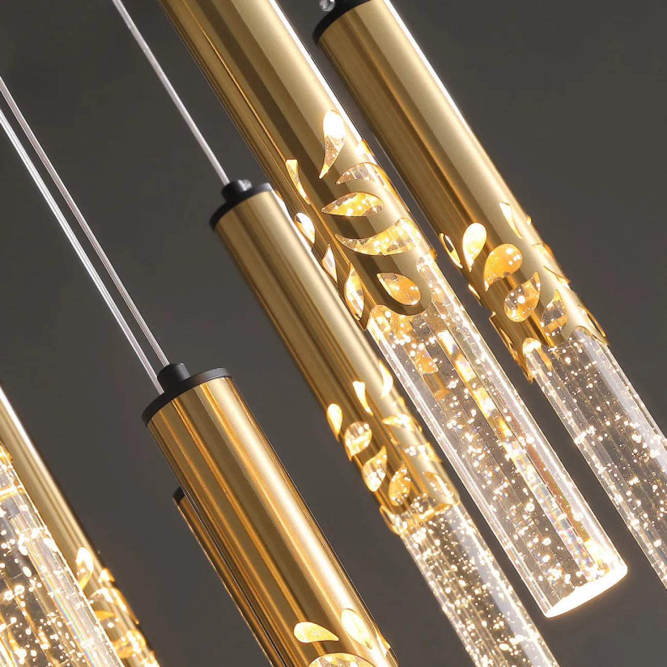 Готовая комбинация подвесных светодиодных светильников с хрустальными рассеивателями в цилиндрическом корпусе с орнаментом JUSTIN MORE