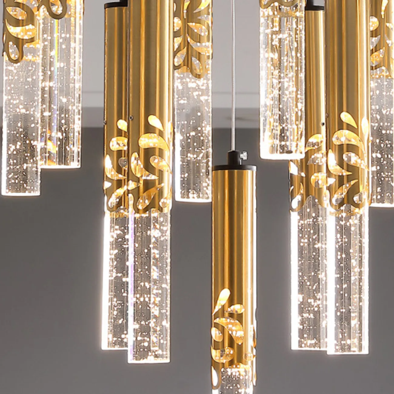 Готовая комбинация подвесных светодиодных светильников с хрустальными рассеивателями в цилиндрическом корпусе с орнаментом JUSTIN MORE