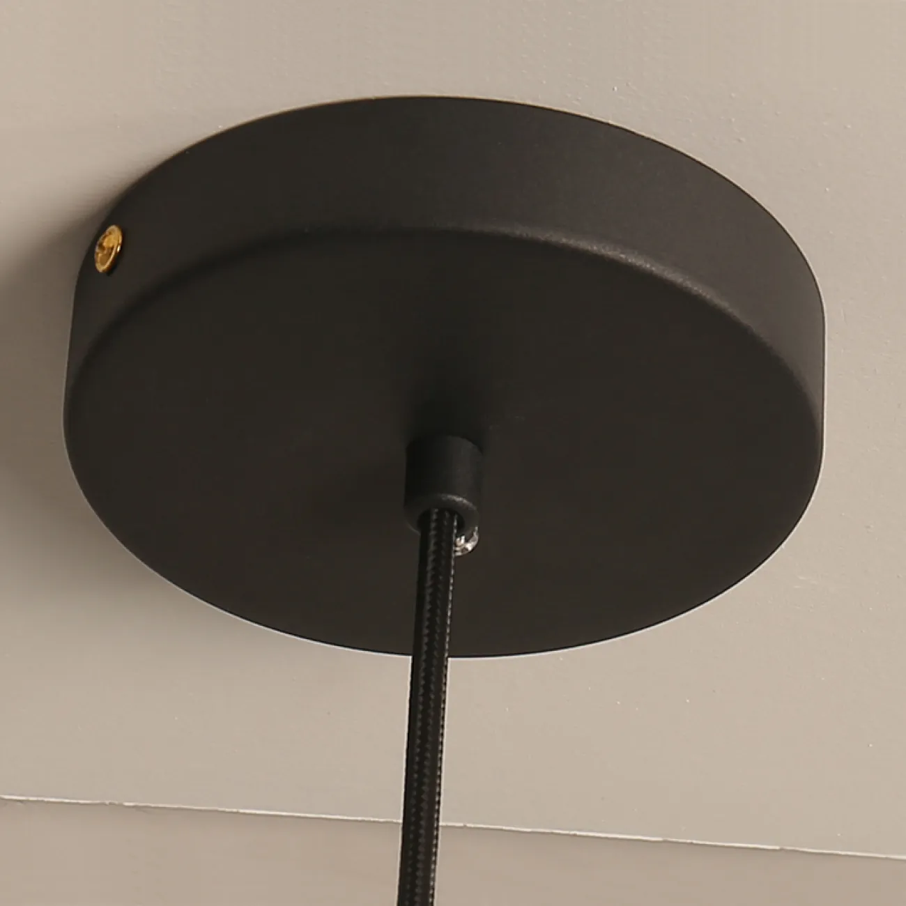 Минималистичный светильник-подвес в скандинавском стиле