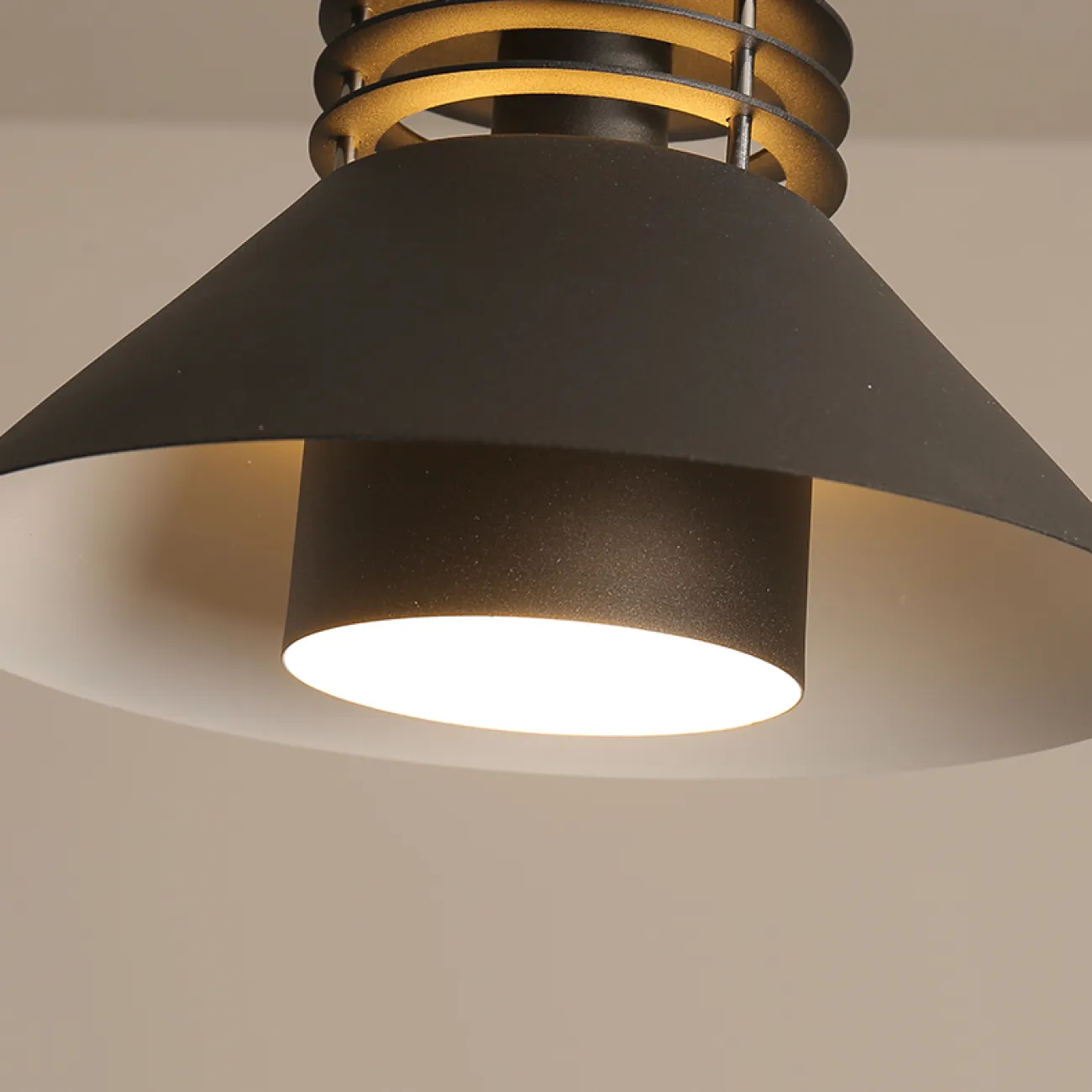 Минималистичный светильник-подвес в скандинавском стиле