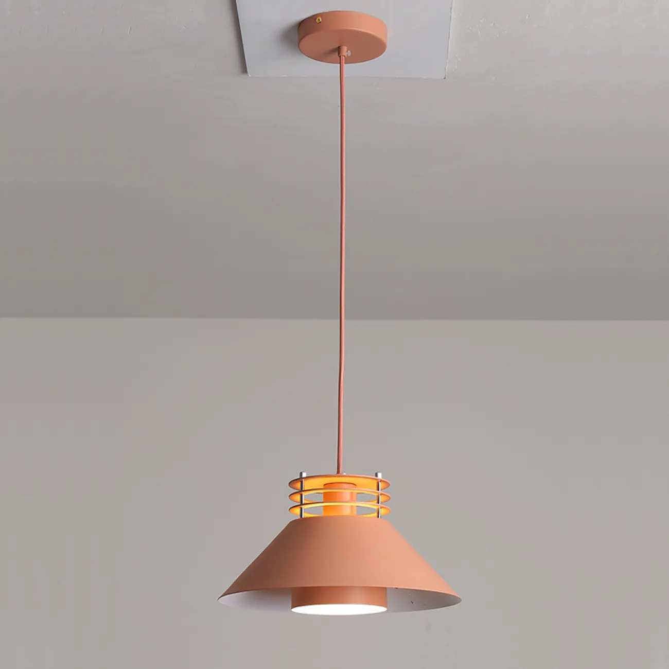 Минималистичный светильник-подвес в скандинавском стиле