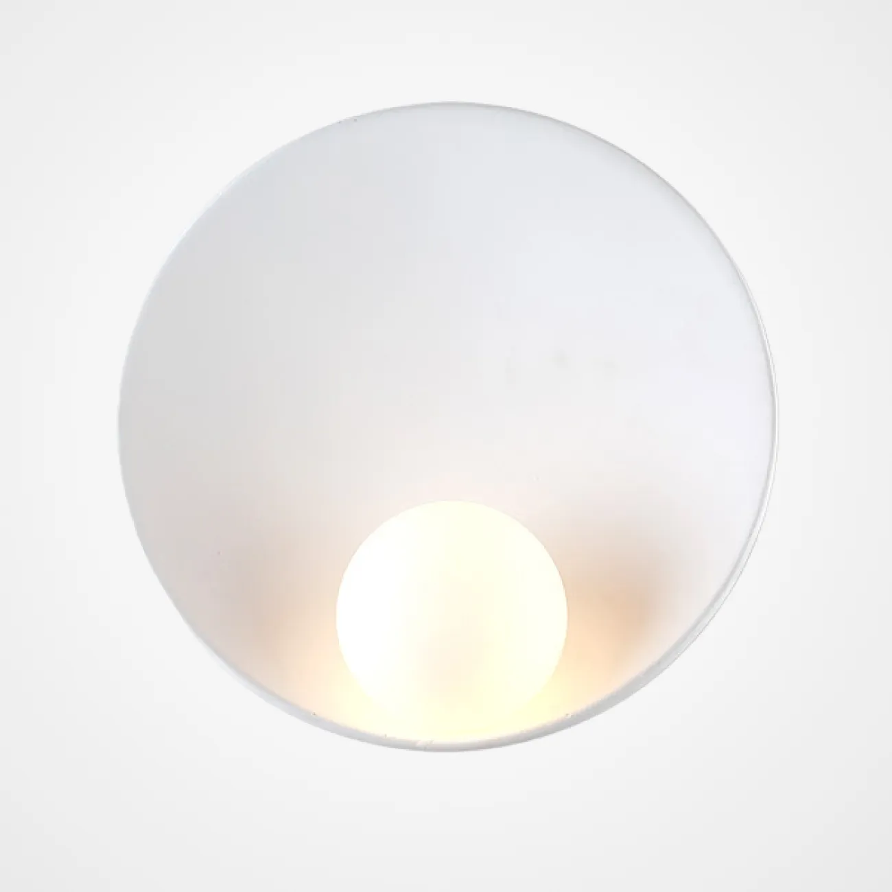 Дизайнерский настенный светильник с матовым шарообразным плафоном из стекла на белом дисковидном основании SESSEL