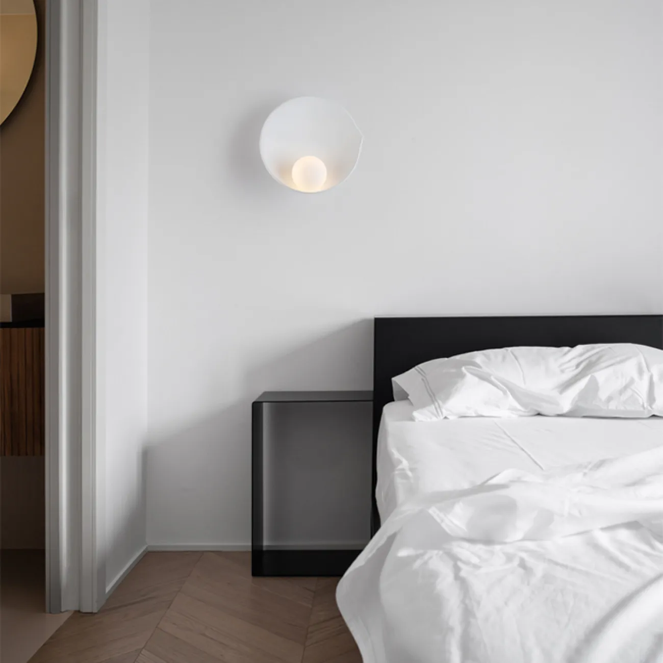 Дизайнерский настенный светильник с матовым шарообразным плафоном из стекла на белом дисковидном основании SESSEL