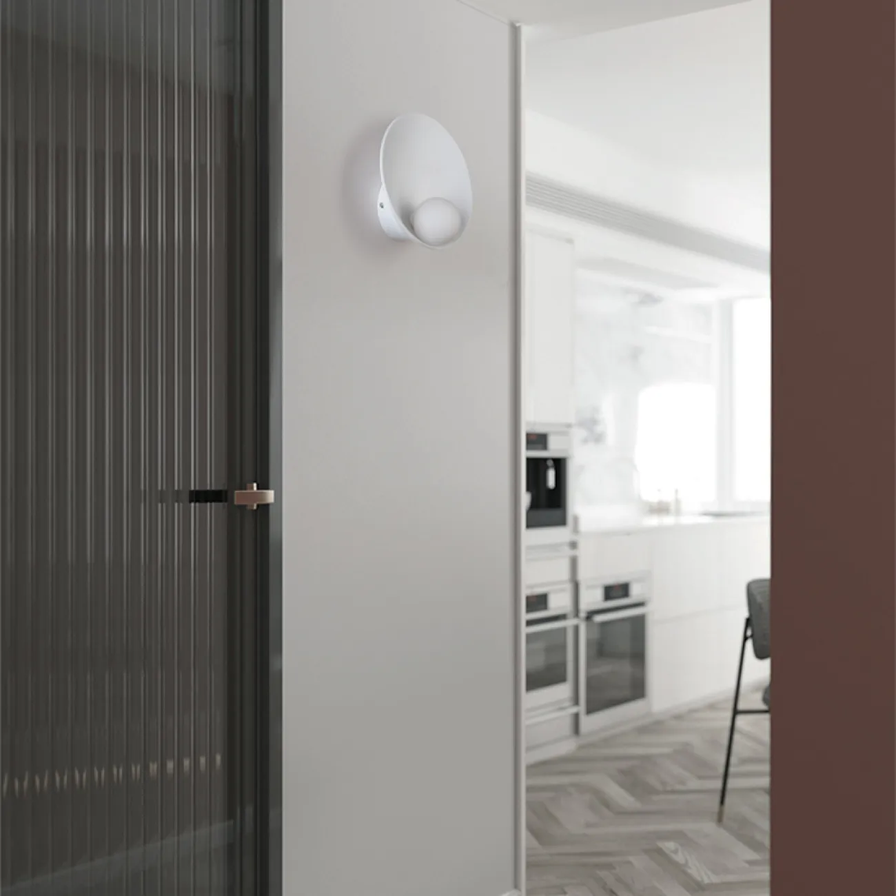 Дизайнерский настенный светильник с матовым шарообразным плафоном из стекла на белом дисковидном основании SESSEL