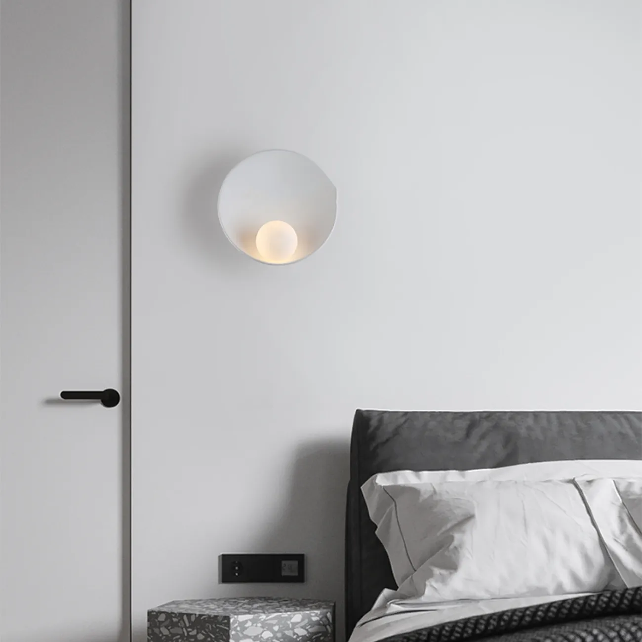 Дизайнерский настенный светильник с матовым шарообразным плафоном из стекла на белом дисковидном основании SESSEL