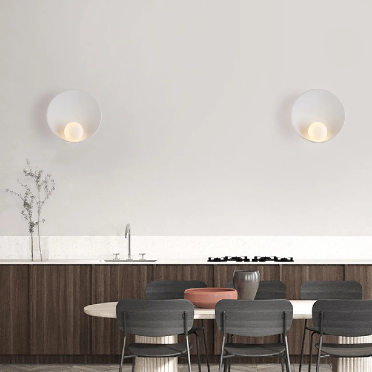 Дизайнерский настенный светильник с матовым шарообразным плафоном из стекла на белом дисковидном основании SESSEL