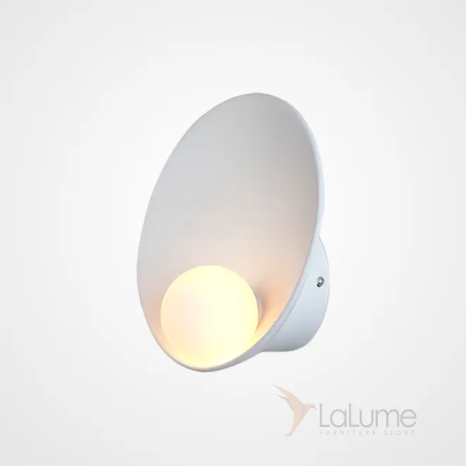 Дизайнерский настенный светильник с матовым шарообразным плафоном из стекла на белом дисковидном основании SESSEL