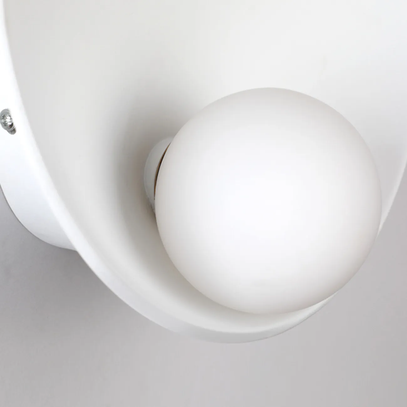 Дизайнерский настенный светильник с матовым шарообразным плафоном из стекла на белом дисковидном основании SESSEL