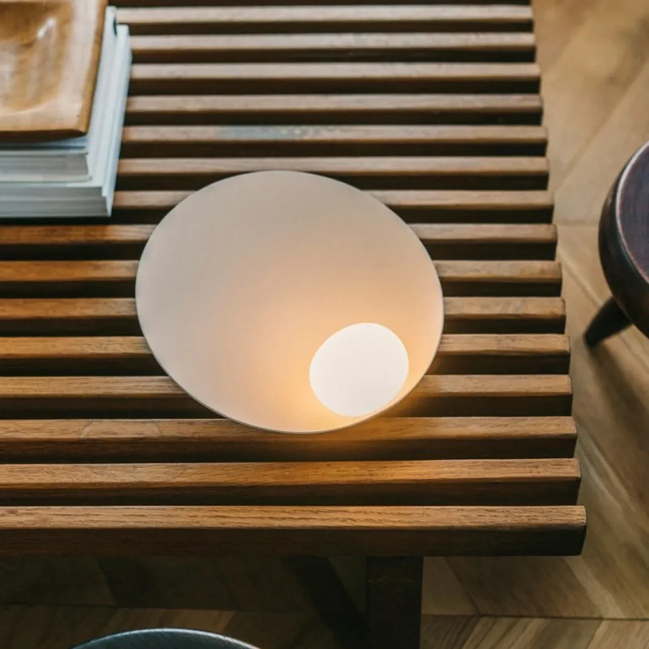 Дизайнерский настенный светильник с матовым шарообразным плафоном из стекла на белом дисковидном основании SESSEL