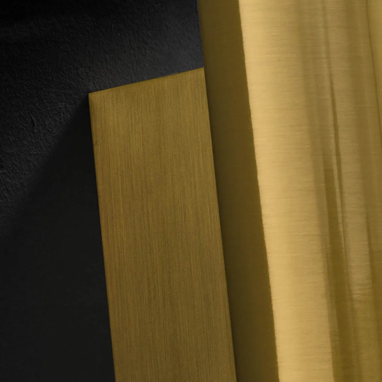 Серия настенных светодиодных светильников с глянцевым металлическим плафоном цилиндрической формы FIA Brass