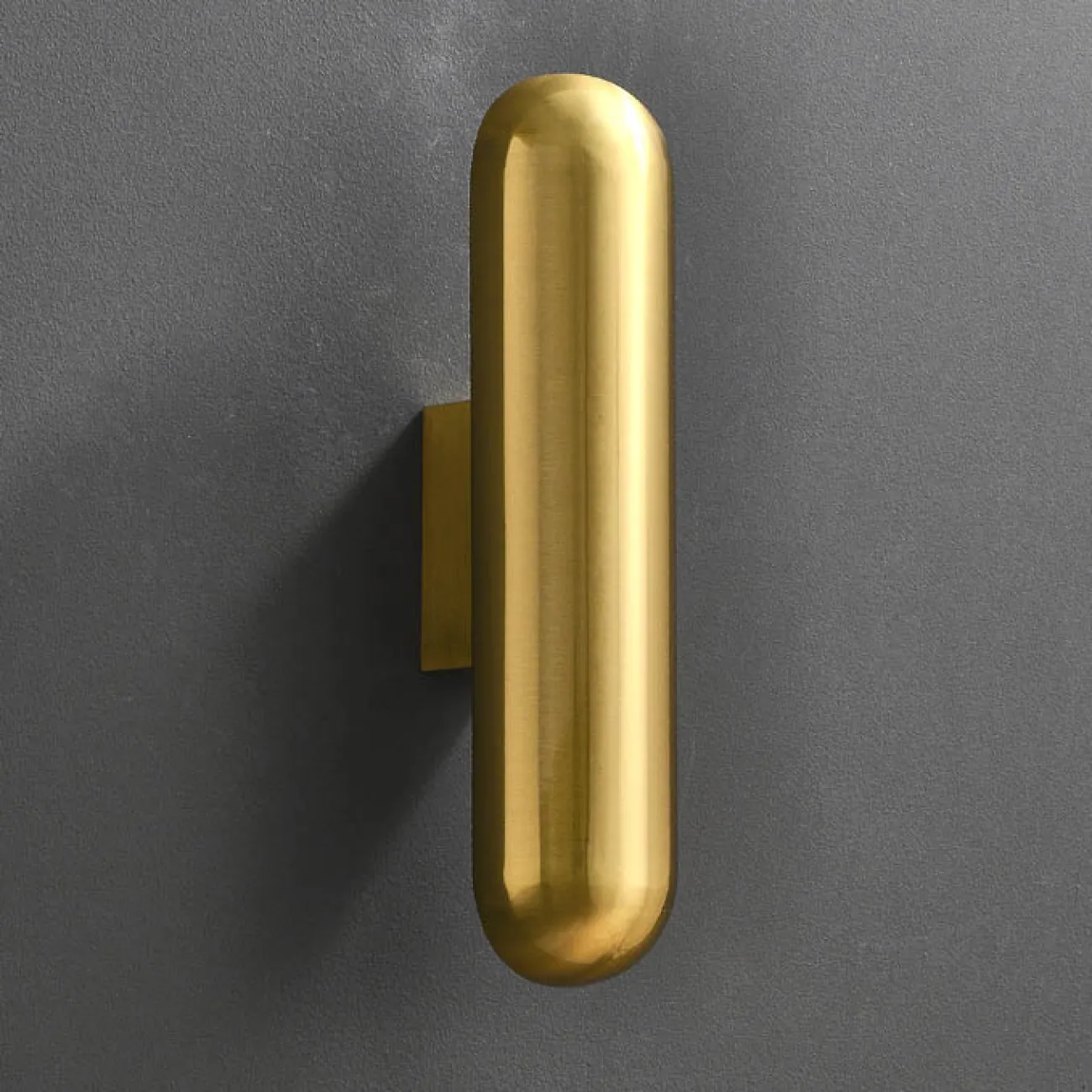 Серия настенных светодиодных светильников с глянцевым металлическим плафоном цилиндрической формы FIA Brass