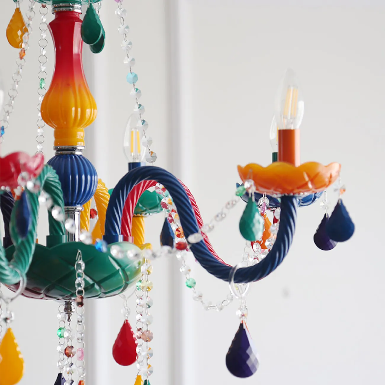 Подвесная люстра в современном стиле с разноцветными плафонами в детскую комнату