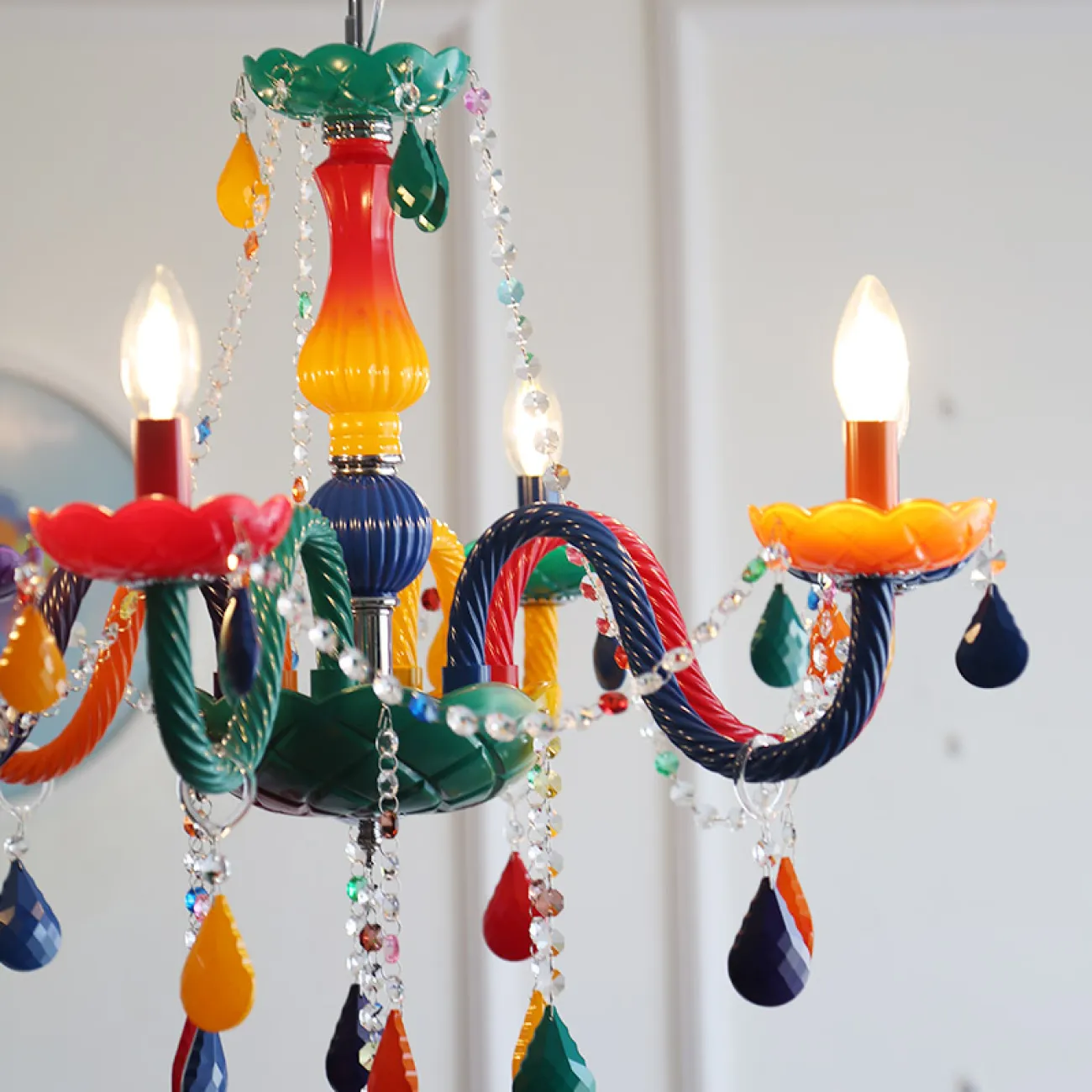 Подвесная люстра в современном стиле с разноцветными плафонами в детскую комнату