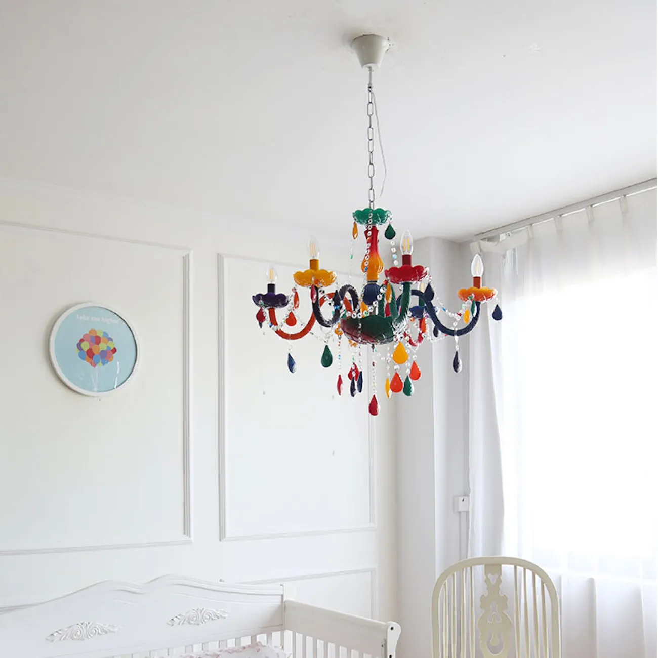 Подвесная люстра в современном стиле с разноцветными плафонами в детскую комнату