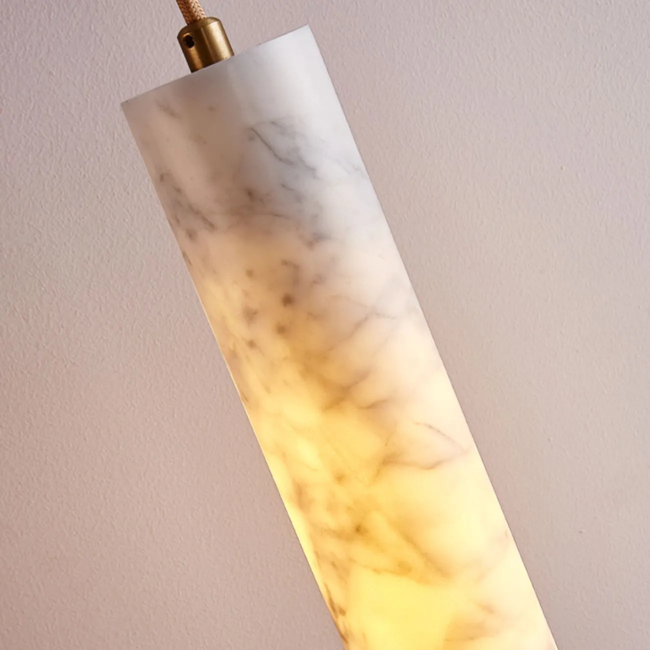 Готовая комбинация подвесных светильников с цилиндрическим корпусом из белого мрамора и деревянным креплением REOR COMBO C L3 Планка