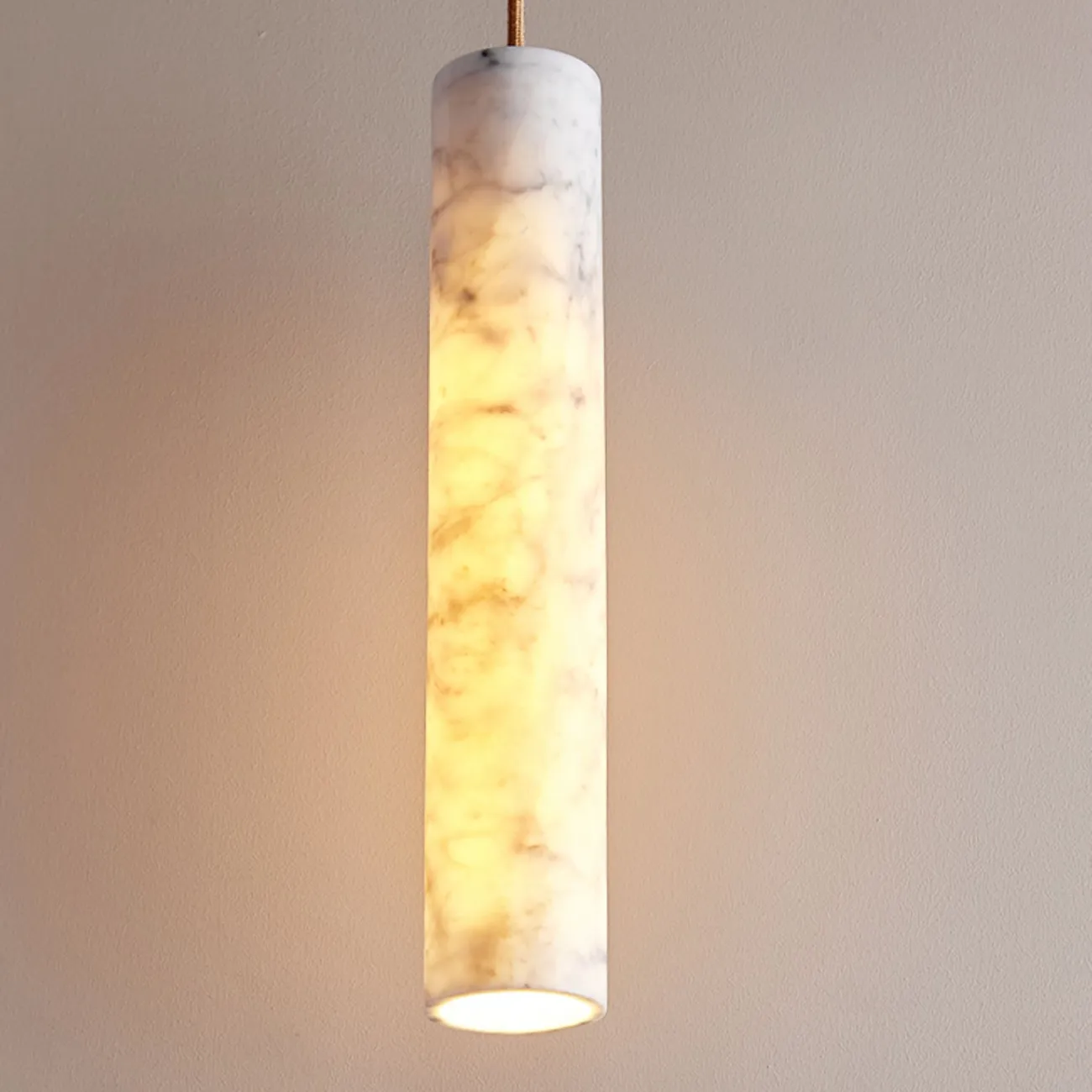 Готовая комбинация подвесных светильников с цилиндрическим корпусом из белого мрамора и деревянным креплением REOR COMBO C L3 Планка