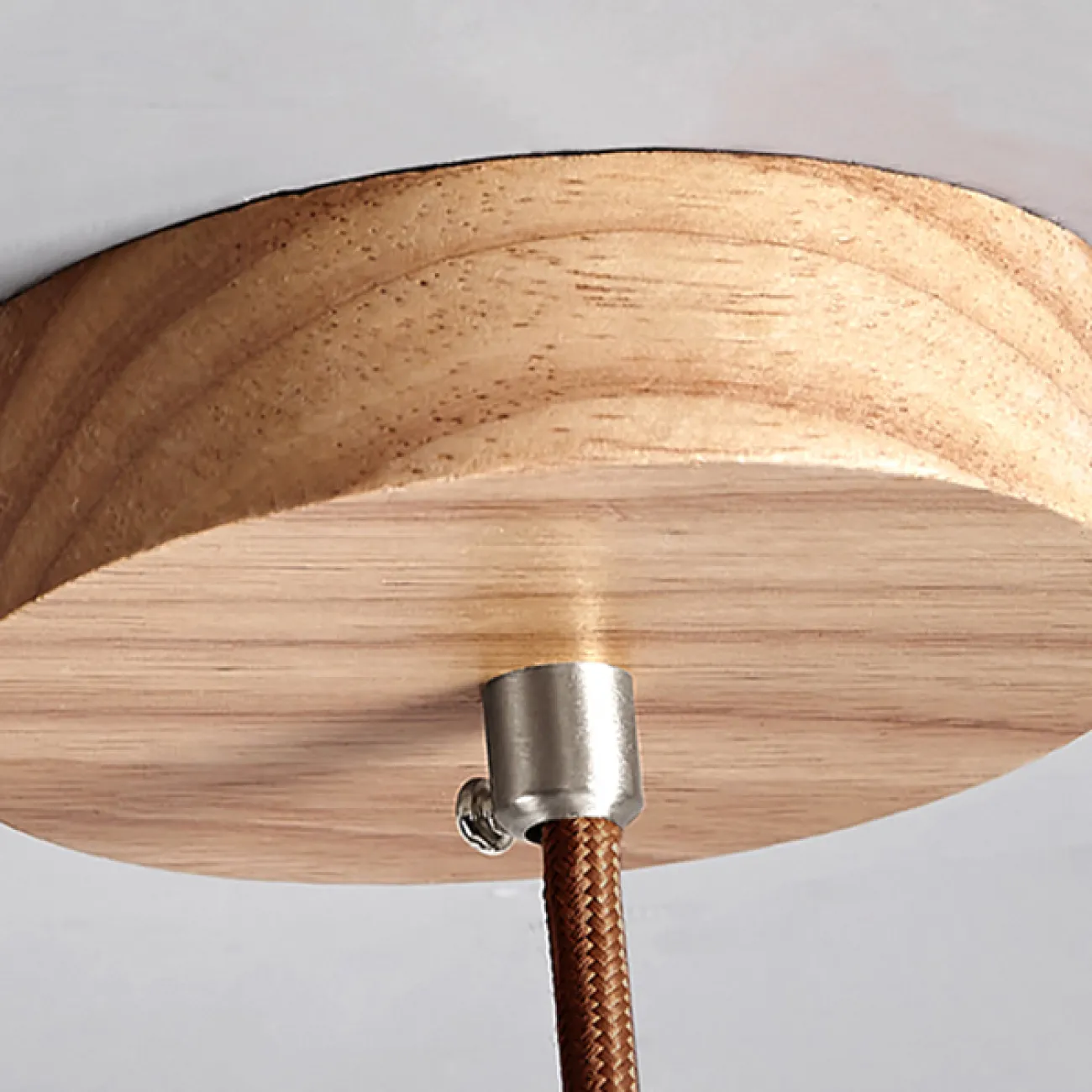 Готовая комбинация подвесных светильников с цилиндрическим корпусом из белого мрамора и деревянным креплением REOR COMBO C L3 Планка