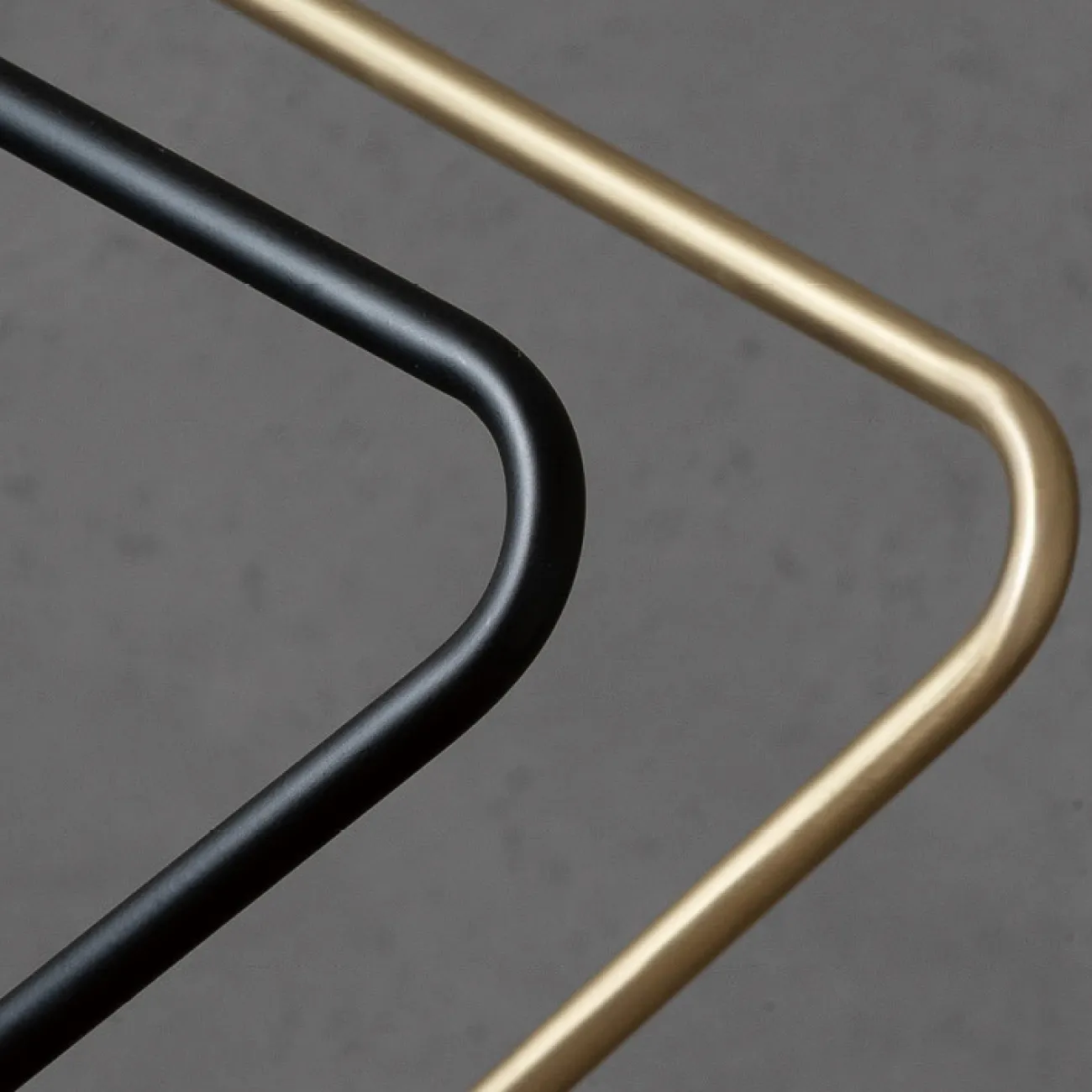 Торшер на угловом кронштейне с деревянной стойкой и вращающимся спотом с поворотным переключателем ENSIO Brass