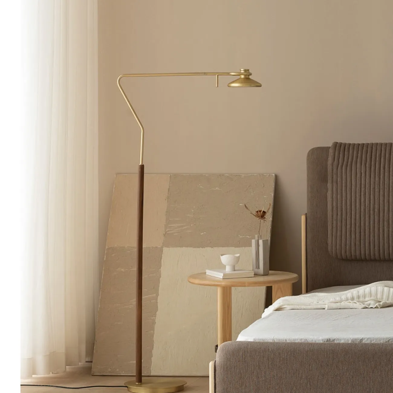 Торшер на угловом кронштейне с деревянной стойкой и вращающимся спотом с поворотным переключателем ENSIO Brass