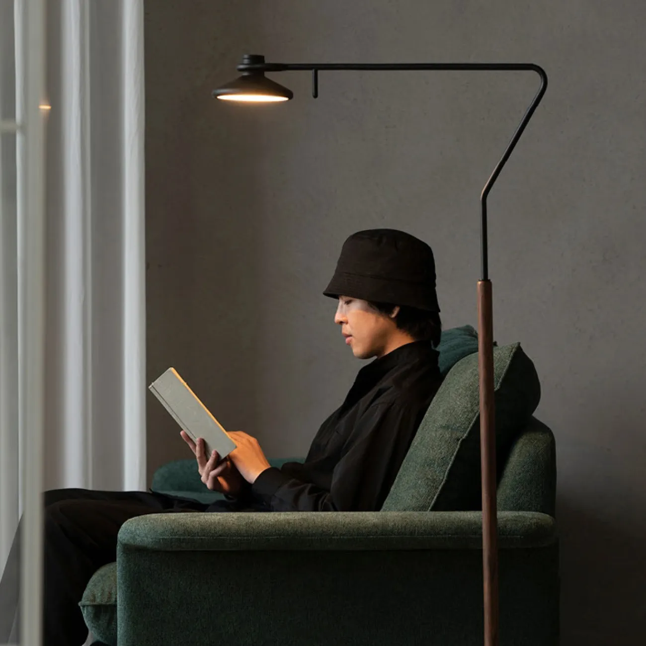 Торшер на угловом кронштейне с деревянной стойкой и вращающимся спотом с поворотным переключателем ENSIO Brass