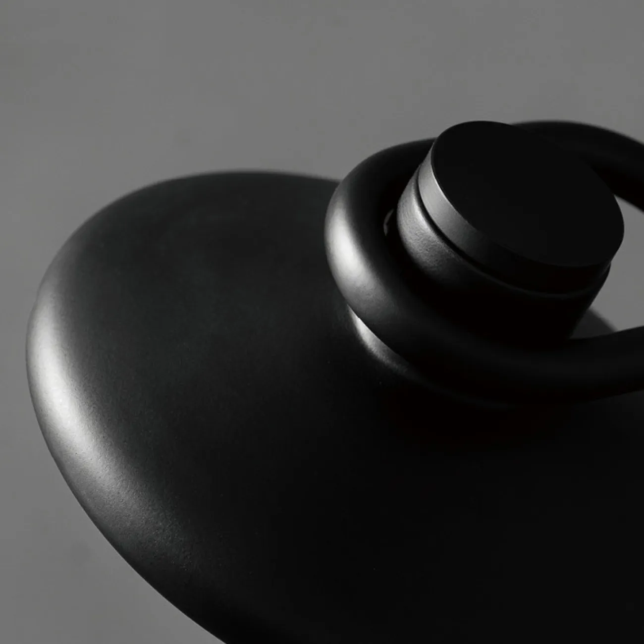 Торшер на угловом кронштейне с деревянной стойкой и вращающимся спотом с поворотным переключателем ENSIO Brass