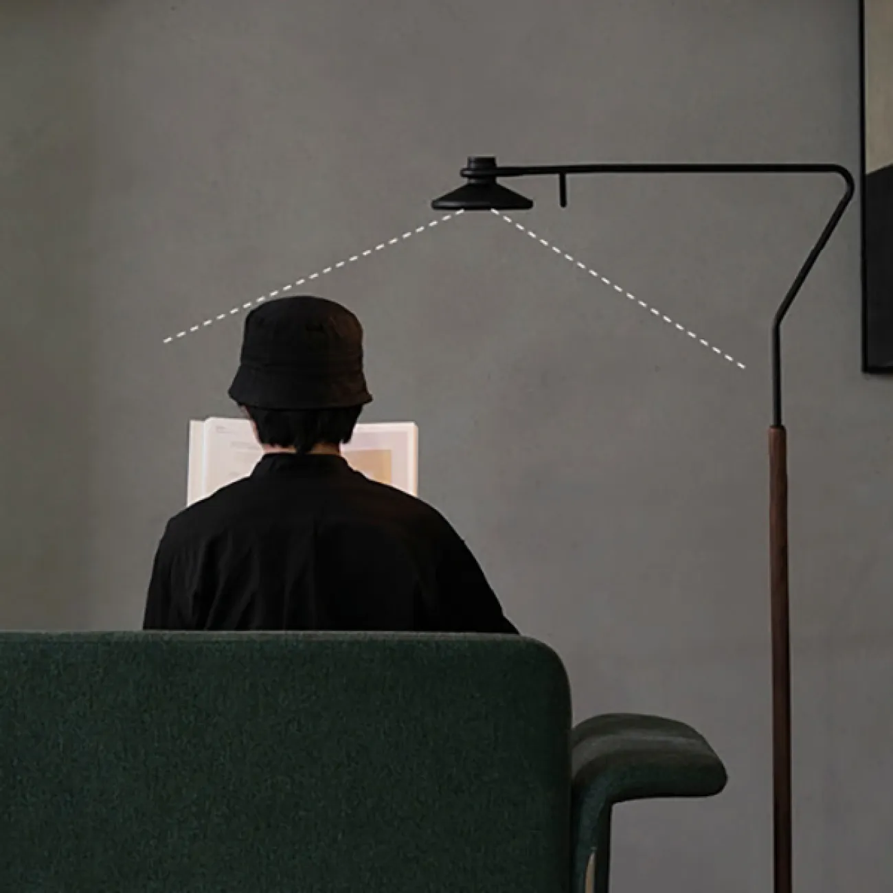 Торшер на угловом кронштейне с деревянной стойкой и вращающимся спотом с поворотным переключателем ENSIO Brass