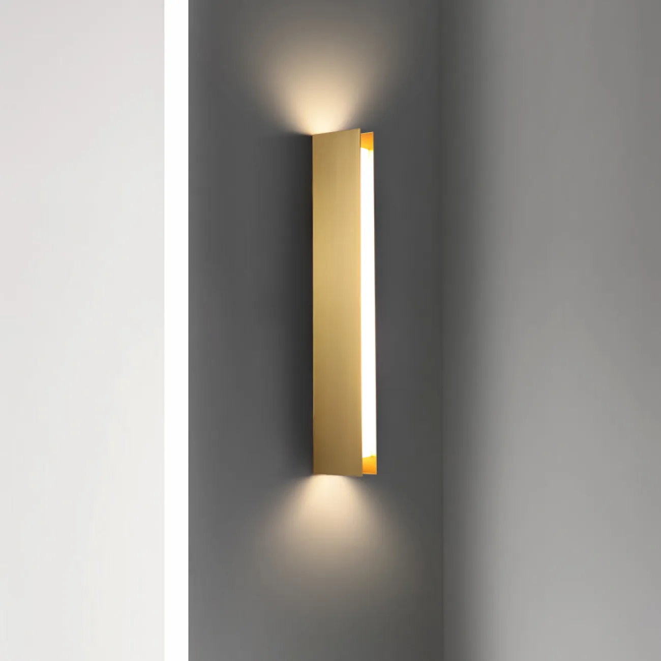 Серия настенных светодиодных светильников с прямоугольной LED-панелью в металлическом корпусе цвета латунь KANNY H100