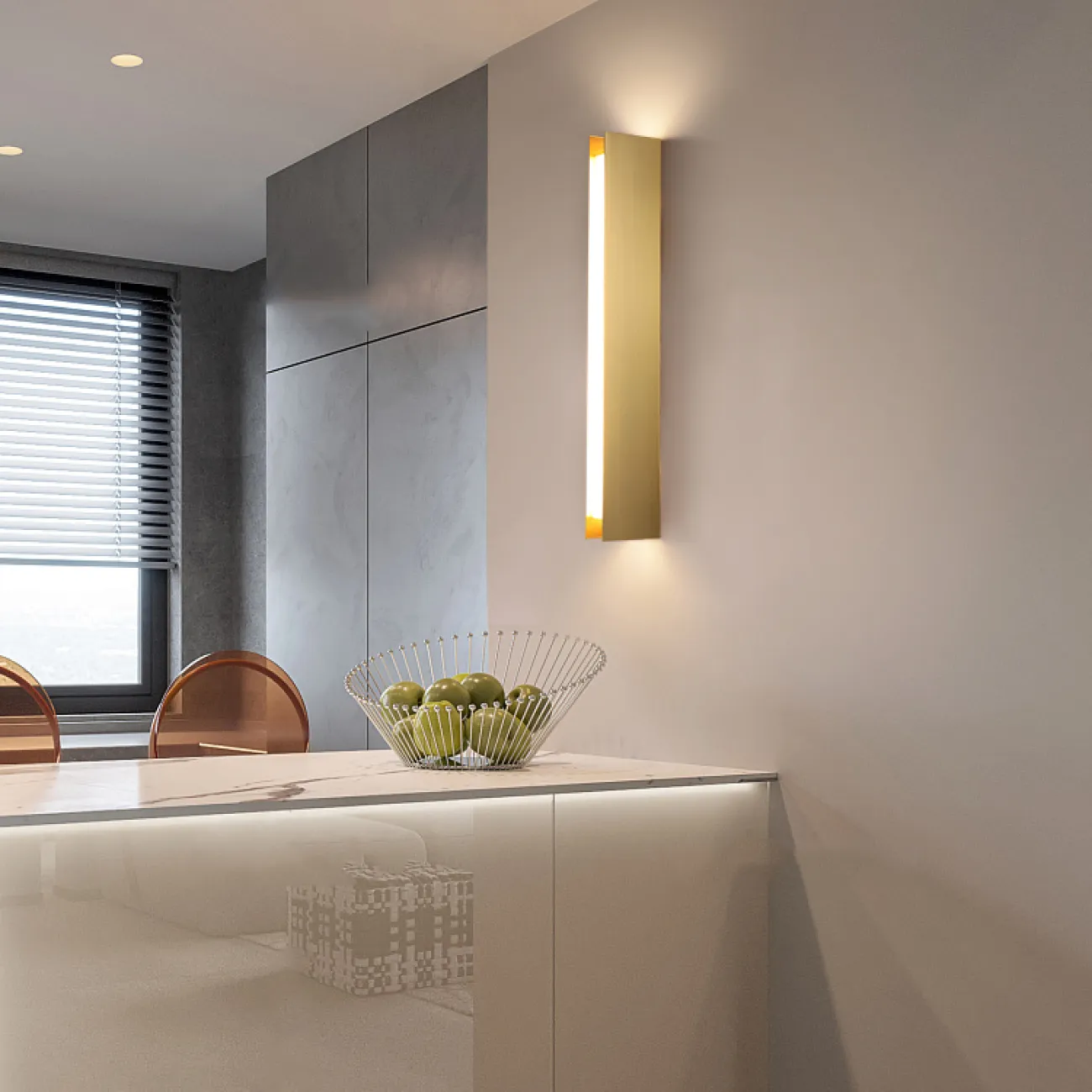 Серия настенных светодиодных светильников с прямоугольной LED-панелью в металлическом корпусе цвета латунь KANNY H100