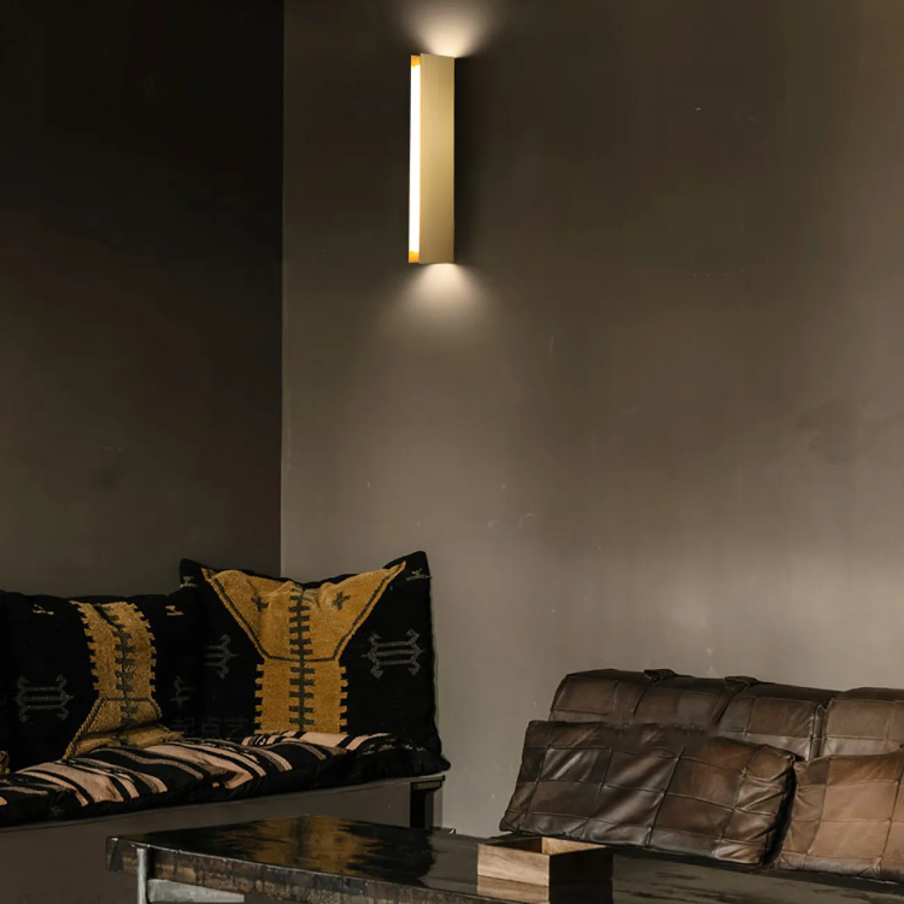 Серия настенных светодиодных светильников с прямоугольной LED-панелью в металлическом корпусе цвета латунь KANNY H100