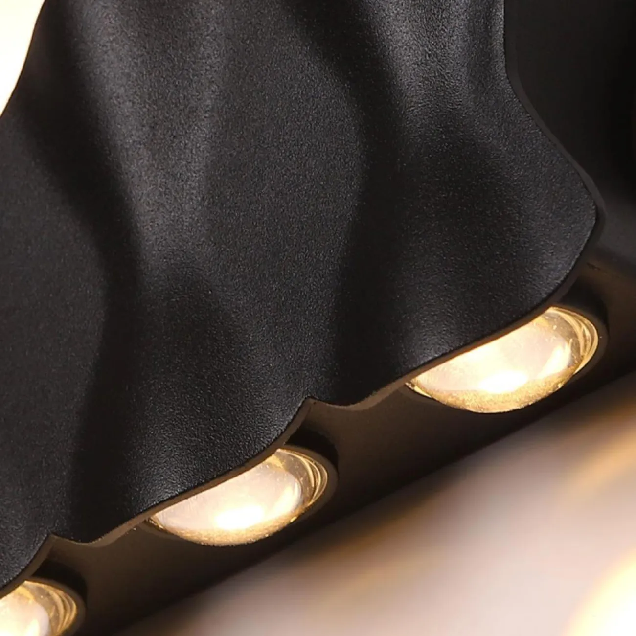 Серия настенных светодиодных светильников с рельефом в форме песочных часов HUBERT L11 Black