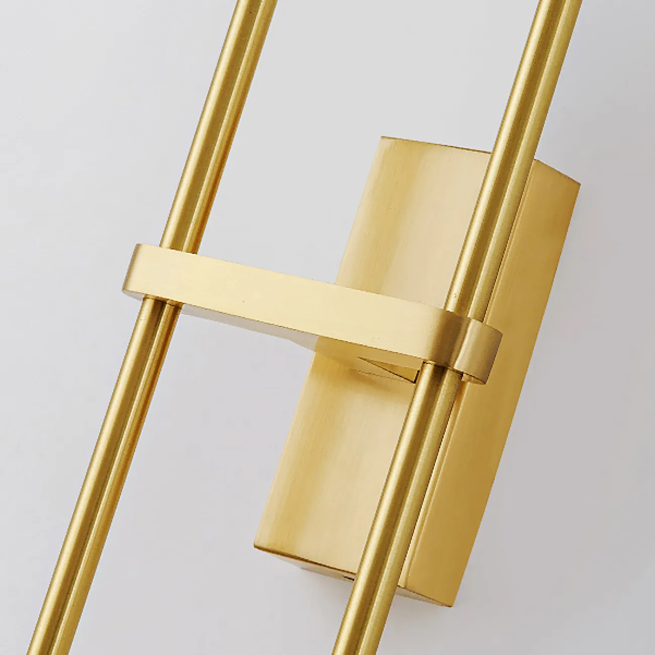 Серия настенных светильников со стеклянными плафонами и круглыми спотами на двух вертикальных штангах ANDREAS Black Cognac